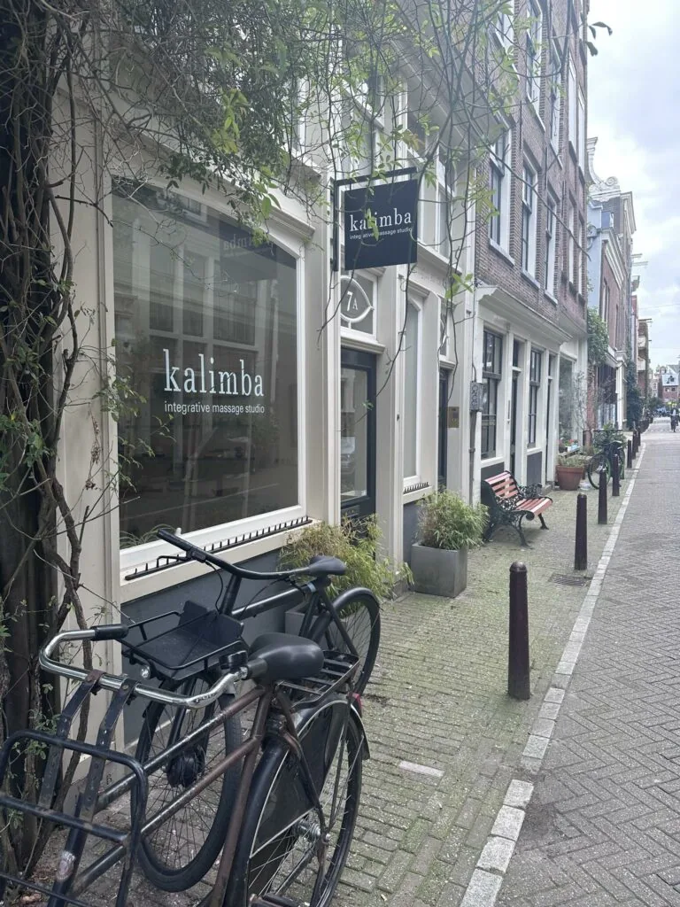 Voorgevel van Kalimba integrative massage studio aan de Eerste Lindendwarsstraat met geparkeerde fietsen op de stoep.